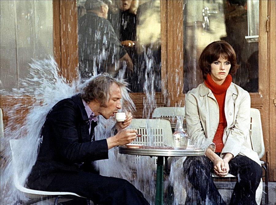 Pierre Richard sous une douche d'eau devant café avec Annie Duperey, 
dans le film "Les malheurs d'alfred" - 1971 © Photo sous Copyright
