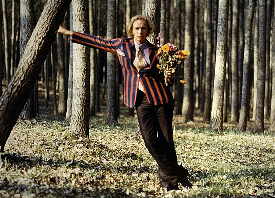 Pierre Richard dans la forêt, dans le film "Les malheurs d'alfred" - 1971 © Photo sous Copyright

