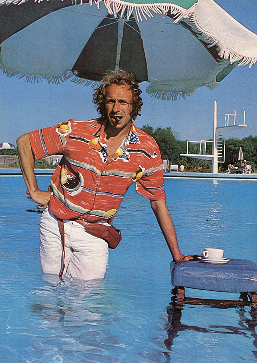Pierre Richard dans une piscine, cigare et café ! © Photo sous Copyright
