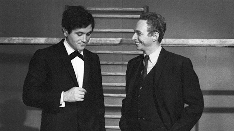 Pierre Richard et Victor Lanoux très jeunes dans un sketch "la chaîne" en 1965 © Photo sous Copyright 

