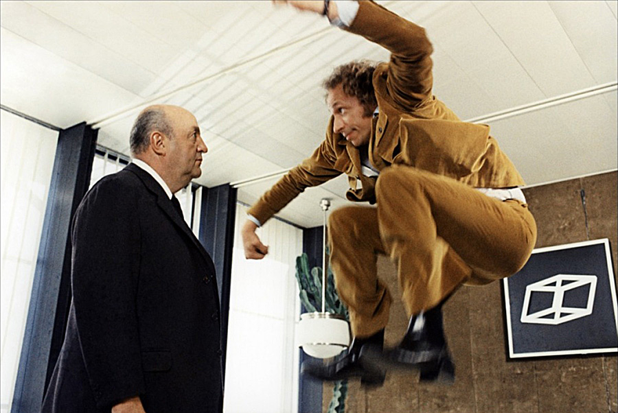 Pierre Richard qui saute devant bernard Blier impassible dans le film "Le distrait" - 1970
© Photo sous Copyright 