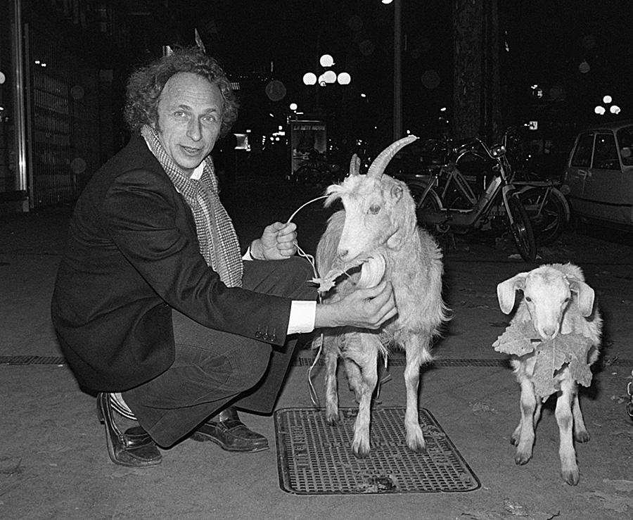 Pierre Richard pose avec des chèvres devant un cinéma à Nice pour la sortie du film "La chèvre" 
1981 © Photo sous Copyright
