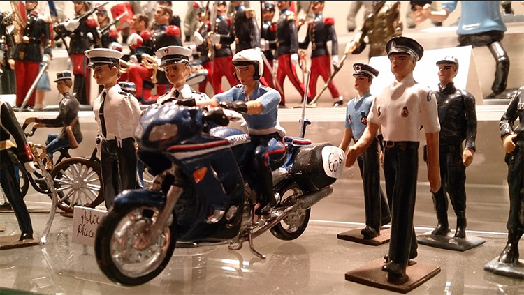 Figurine de plomb - gardes et moto de police © Photogriffon

