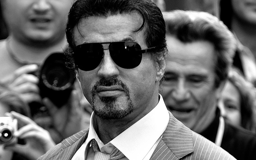Sylvester Stallone entouré de Paparazzi © Photo sous copyright