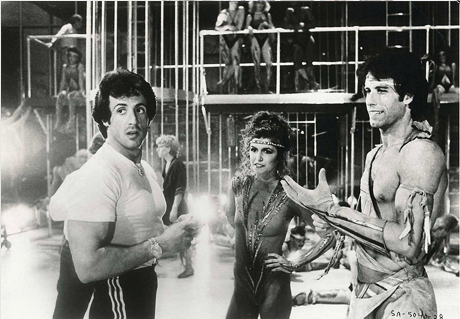 Sylvester Stallone avec John Travolta et Finola Hughes sur le tournage du film "Staying Alive" - 1983
