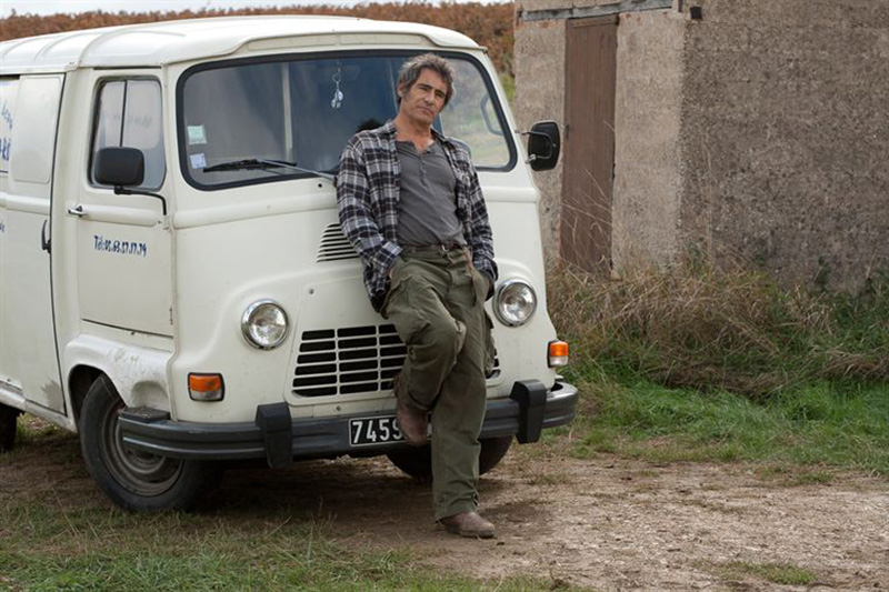 Gérard Lanvin dans le film "Le fils à Jo", adossé à une estafette Renault © Photo sous Copyright 