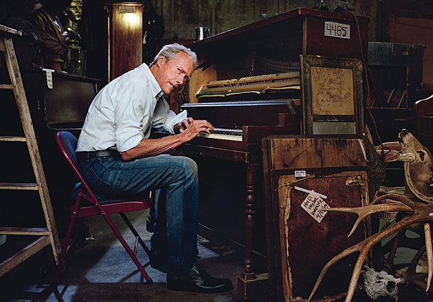 clint eastwood joue du piano photo par martin schoeller