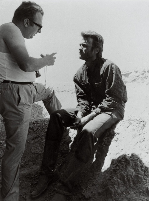 clint eastwood avec Sergio Leone en pleine discussion pendant un tournage - 1966