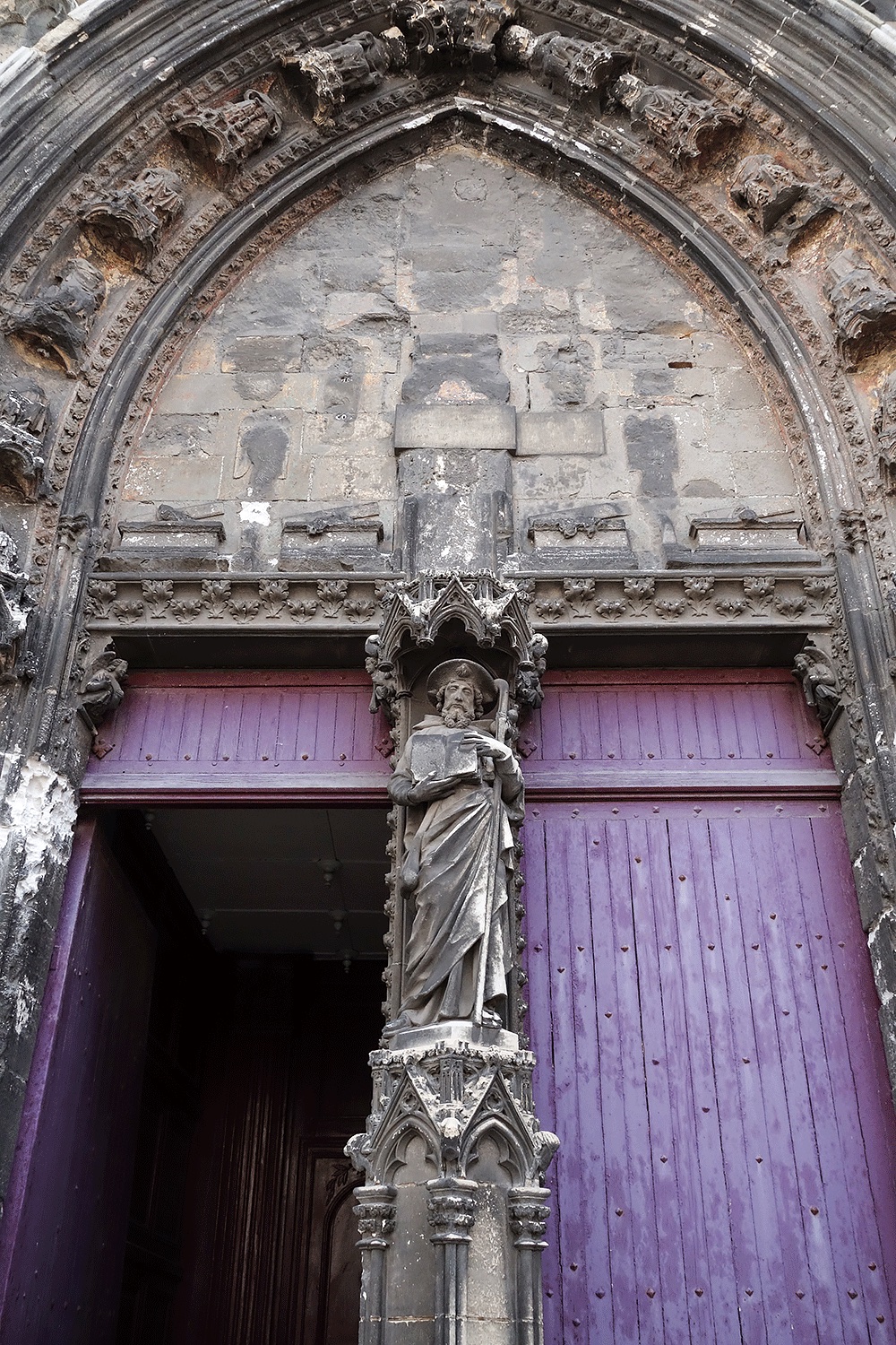 Portail principal de l'Église Saint-Jacques, La pierre est noircie par le temps et la pollution environnante © Decayeux Jean-Michel 
