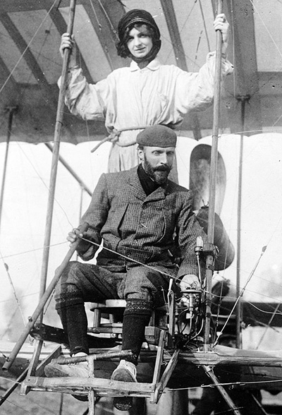 Henri Farman et sa femme en Biplane.
