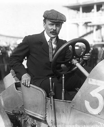 Maurice Farman conduit une voiture en 1908.