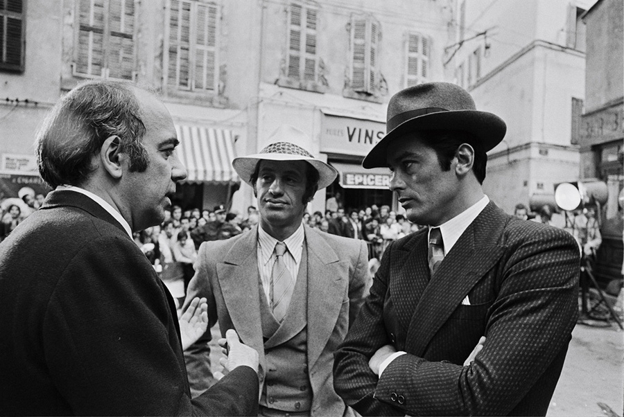 Jean-Paul Belmondo avec Alain Delon devant Jacques Deray sur le tournage du film "Borsalino" © Photo sous Copyright 