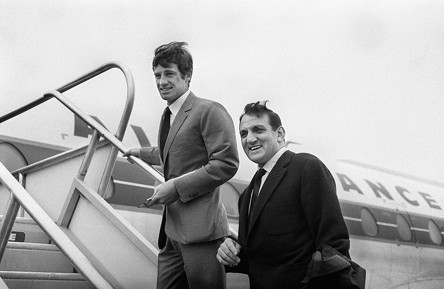 Jean-Paul Belmondo avec Lino Ventura prenant l'avion Air France © Copyright photo