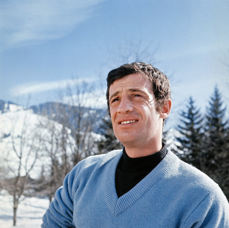 Jean-Paul Belmondo à la montagne en pull bleu