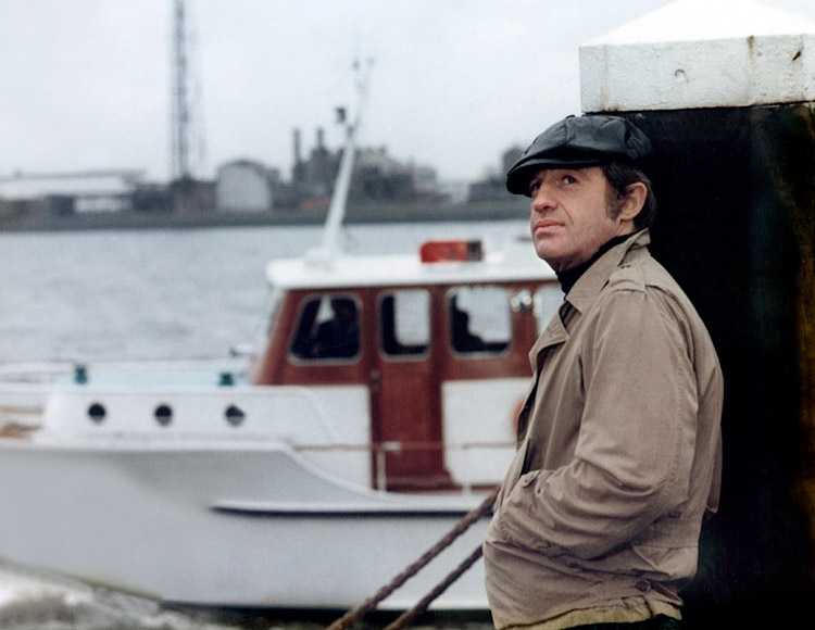 Photo de Jean-Paul Belmondo dans un port
