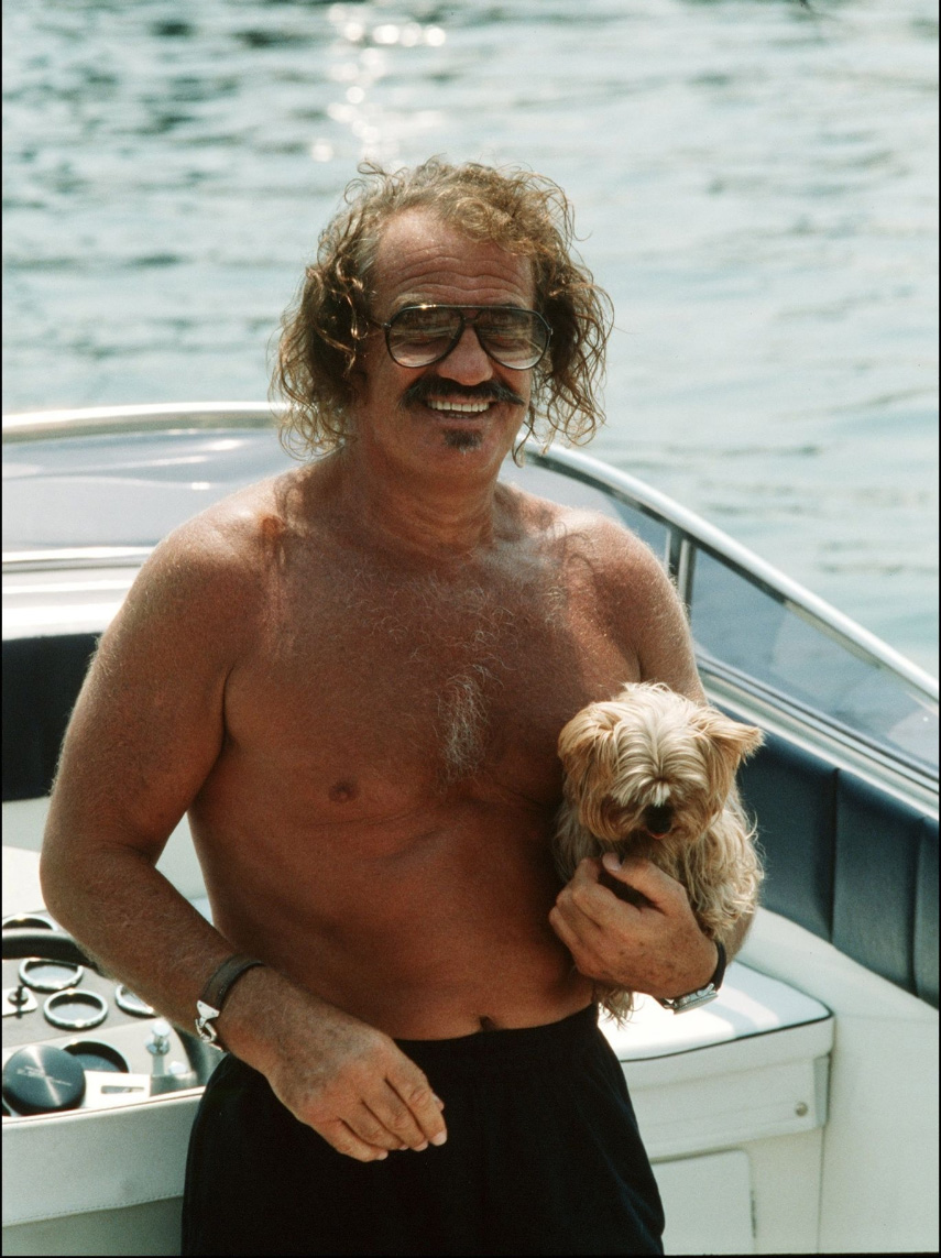 Jean-Paul Belmondo encore en Cyrano de Bergerac pose sur un bateau et son chien © Photo sous Copyright