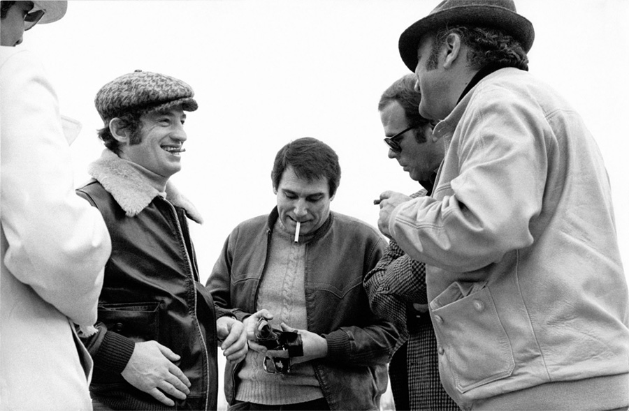 Jean-Paul Belmondo souriant avec casquette et cigare et Robert Hossein © Photo sous Copyright