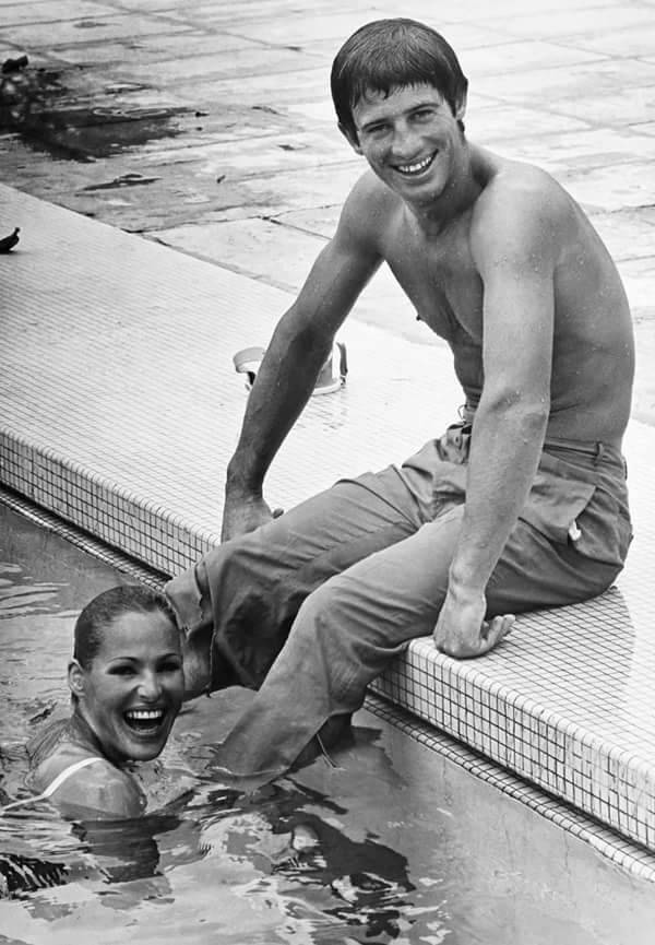 Jean-Paul Belmondo avec sa femme Ursula Andress dans la piscine © Copyright photo
