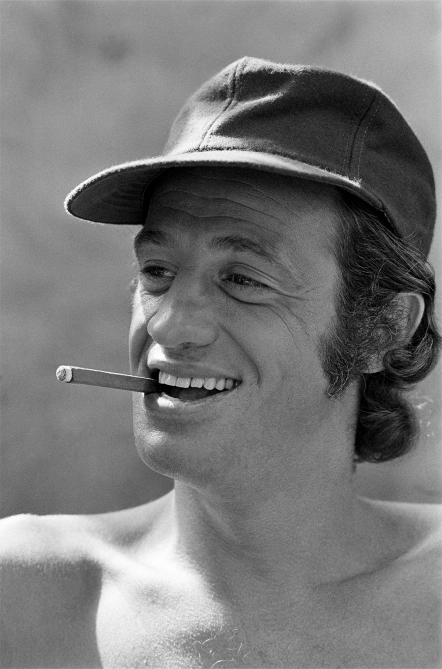 Jean-Paul Belmondo souriant avec casquette et cigare © Photo sous Copyright