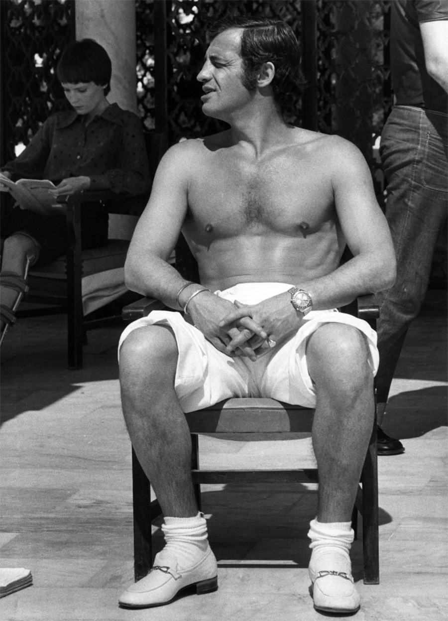 Jean-Paul Belmondo torse nue, en attente dans son fauteuil © Photo sous Copyright 
