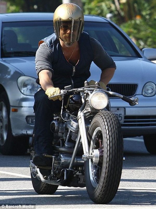 Brad Pitt sur sa moto