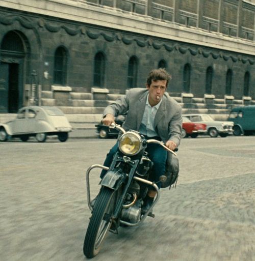 Jean-Paul Belmondo à moto dans le film "l'homme de Rio"