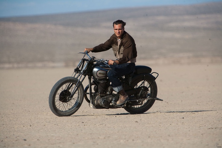 Joaquin Phoenix en moto Norton