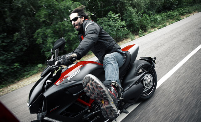 Keanu Reeve sur une superbe Ducati très inspirée des mangas