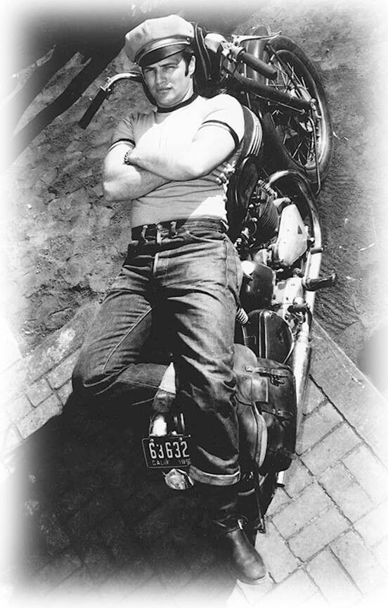 Photo mythique de Marlon Brando sur sa moto