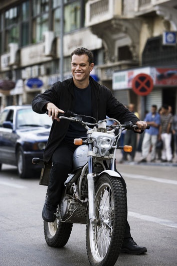 Matt Damon sur sa moto pendant un tournage
