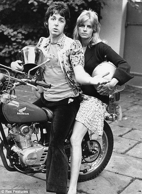 Paul Mc-Cartney et Linda sur une moto Honda