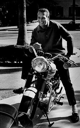 Paul Newman grand sourire sur sa moto