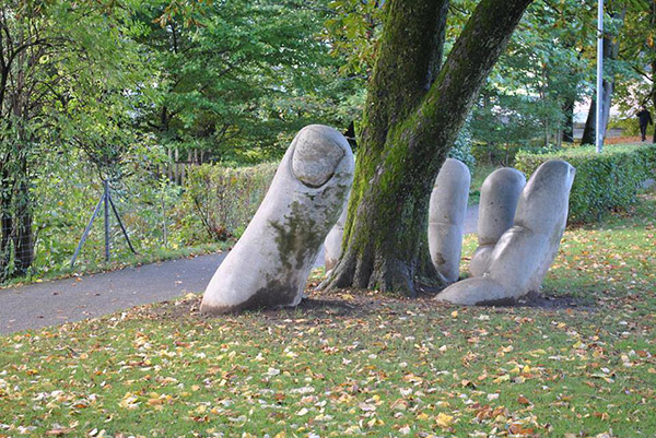 LES PLUS BEAUX ARBRES DU MONDEARBRES - ARBRES - ARBRES - Cette main géante en sculpture encercle un arbre © Photo sous copyright