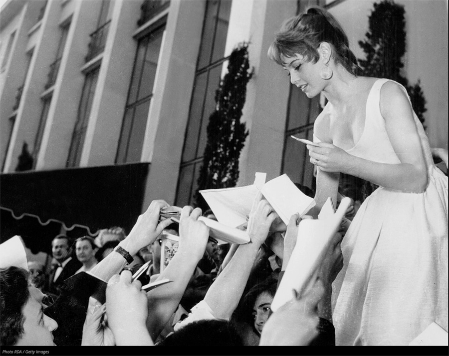 les plus belles photos de Brigitte Bardot.Brigitte Bardot en 1953, afolle les photographes de presse lors de son premier festival de Cannes,
et signe des autographes comme une vraie star holly­woo­dienne. © Photo copyright : DR