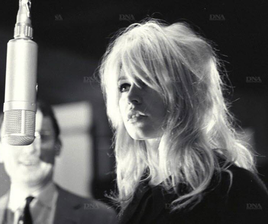 Brigitte Bardot EN STUDIO D'ENREGISTREMENT - 1963 © Copyright : Stan Wiezniak