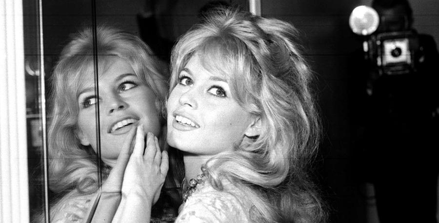les plus belles photos de Brigitte Bardot.BBrigitte Bardot et son reflet © Copyright : DR