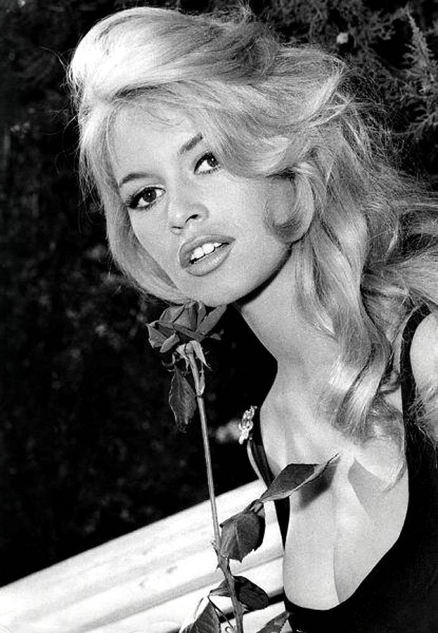 les plus belles photos de Brigitte Bardot.bb NOUS OFFRE UN DÉCOLLETÉ À NOUS FAIRE ÉVANOUIR