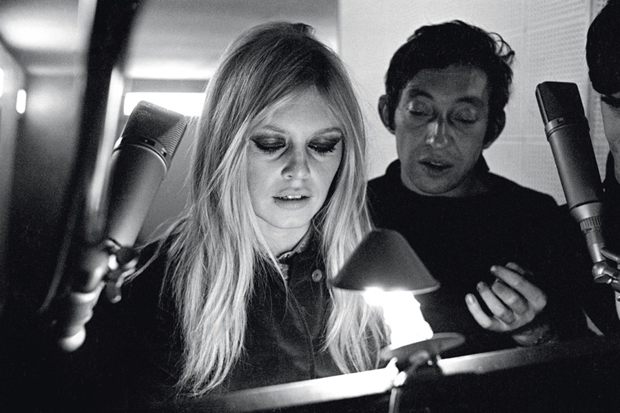 les plus belles photos de Brigitte Bardot.Brigitte Bardot et Serge Gainsbourg en cours d'enregistrement de disque © Copyright : DR