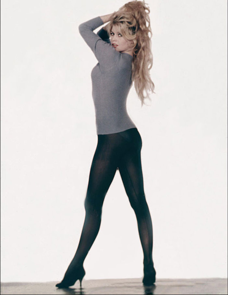 les plus belles photos de Brigitte Bardot.Brigitte Bardot pull et bas noirs © Copyright : DR
