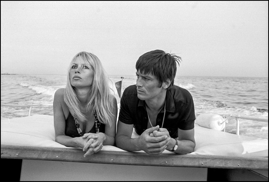 les plus belles photos de Brigitte Bardot.Brigitte Bardot et Alain Delon allongée sur un yacht © Copyright : DR
