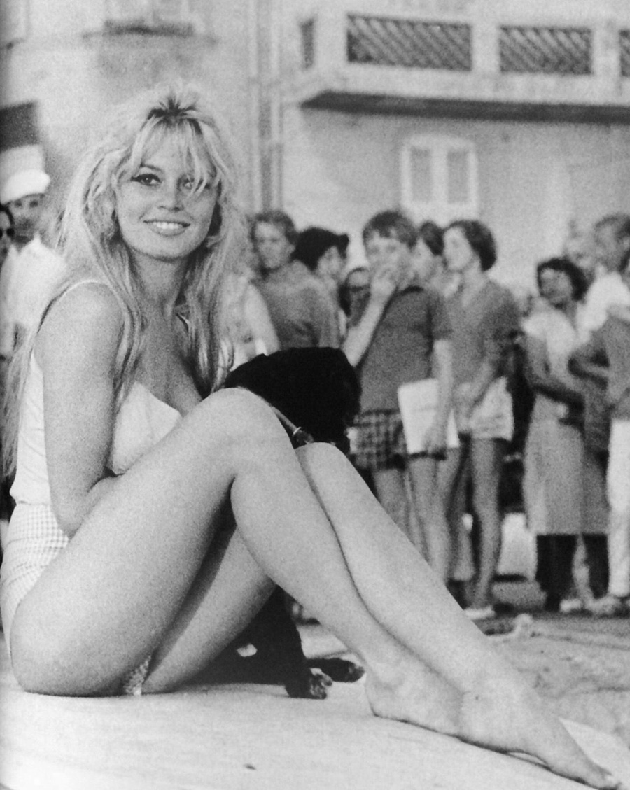 les plus belles photos de Brigitte Bardot.Brigitte Bardot en petite tenue dans un village © Copyright : DR