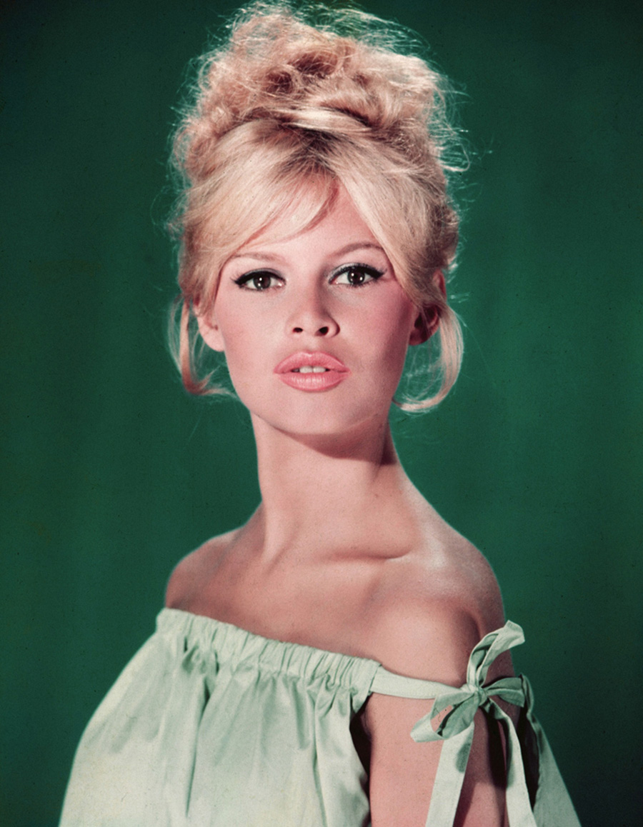 les plus belles photos de Brigitte Bardot.Brigitte Bardot avec son mythique chignon - 1960 © Copyright : DR