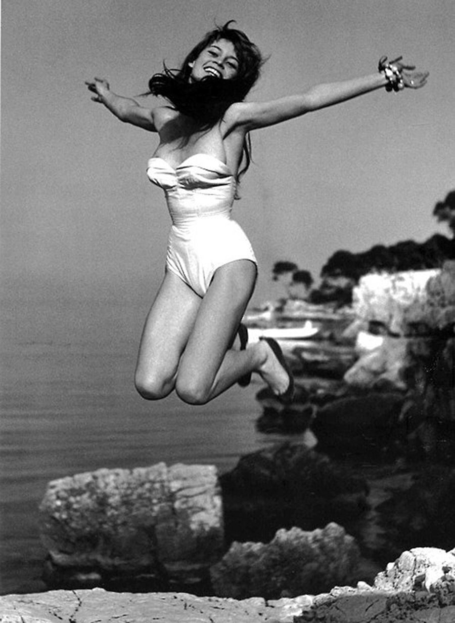 les plus belles photos de Brigitte Bardot.Brigitte Bardot saute en l'air dans le pure style du photographe Philippe Halsman © Photo : Philippe Halsman