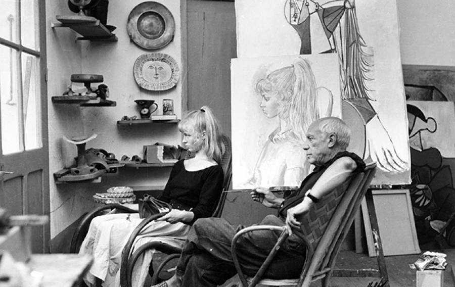 les plus belles photos de Brigitte Bardot.Brigitte Bardot et Pablo Picasso dans son atelier © Copyright : DR