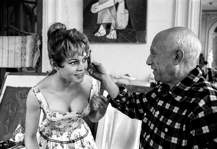 les plus belles photos de Brigitte Bardot.Brigitte Bardot et Pablo Picasso dans son atelier © Copyright : DR