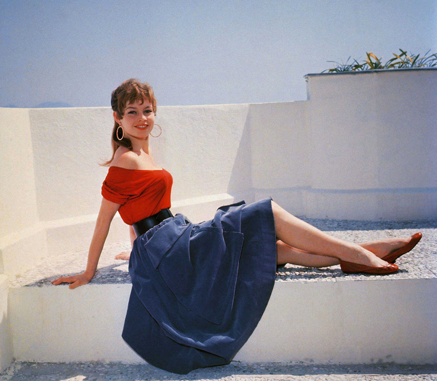 les plus belles photos de Brigitte Bardot.Brigitte Bardot en jupe bleue et petit haut rouge © Photo copyright : DR