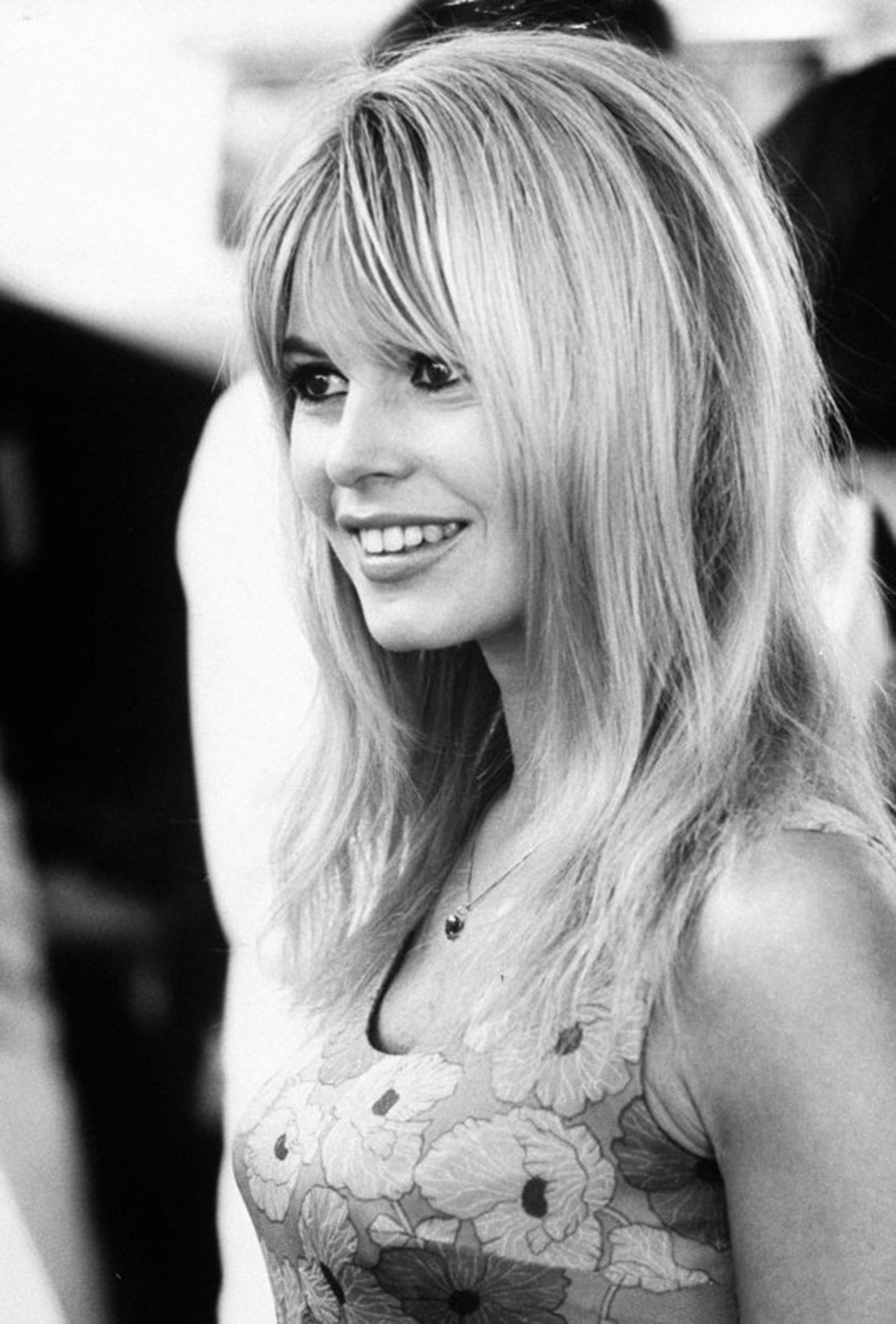 les plus belles photos de Brigitte Bardot.Brigitte Bardot est magnifique sur cette photo avec robe à fleurs © Copyright : DR