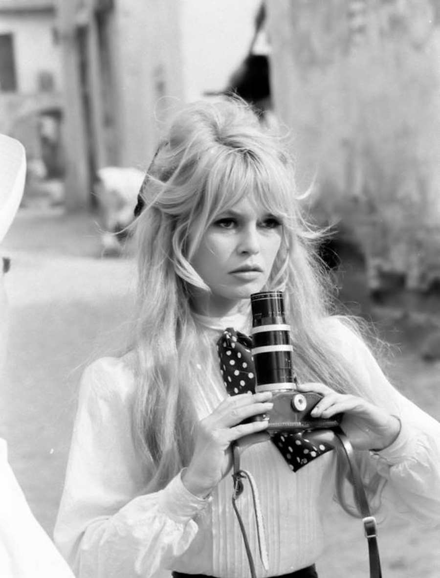 les plus belles photos de Brigitte Bardot.BB en petite chemise et appareil photo
