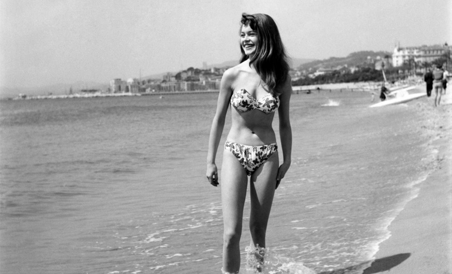les plus belles photos de Brigitte Bardot.Brigitte Bardot à St-Tropez en 1953 en maillot de bain sur la plage © Copyright :DR