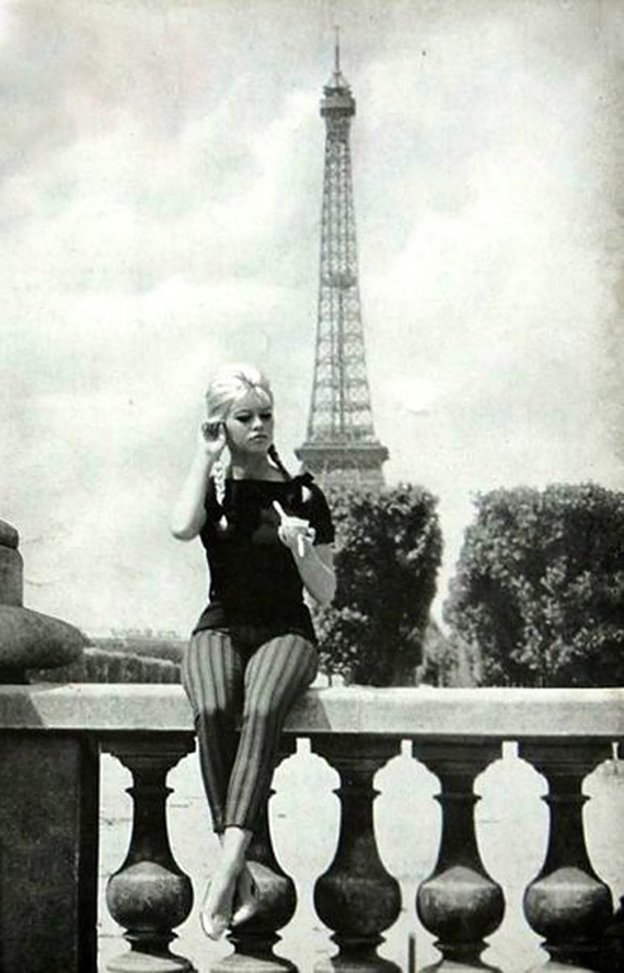 les plus belles photos de Brigitte Bardot.Brigitte bardot devant la Tour Eiffel
